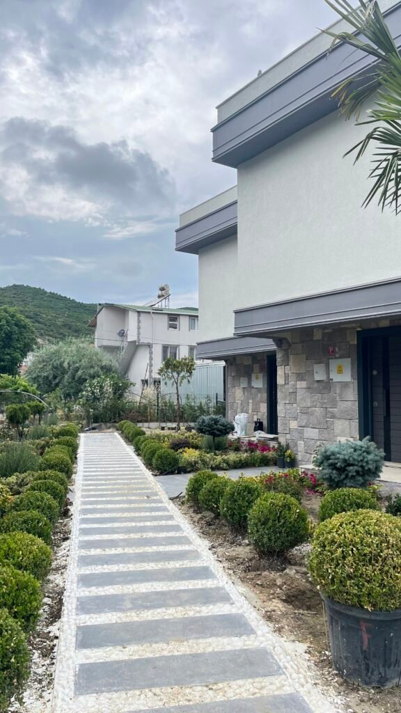 photo 1703023428152 133db49ad592